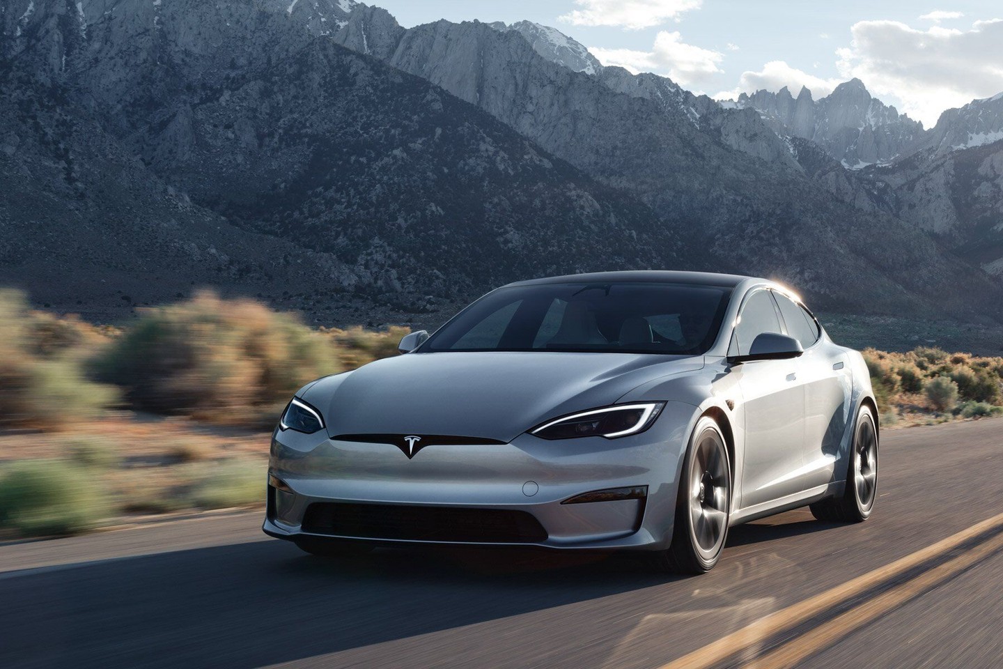 Tesla แจกชาร์จฟรี แต่ขึ้นราคาขาย